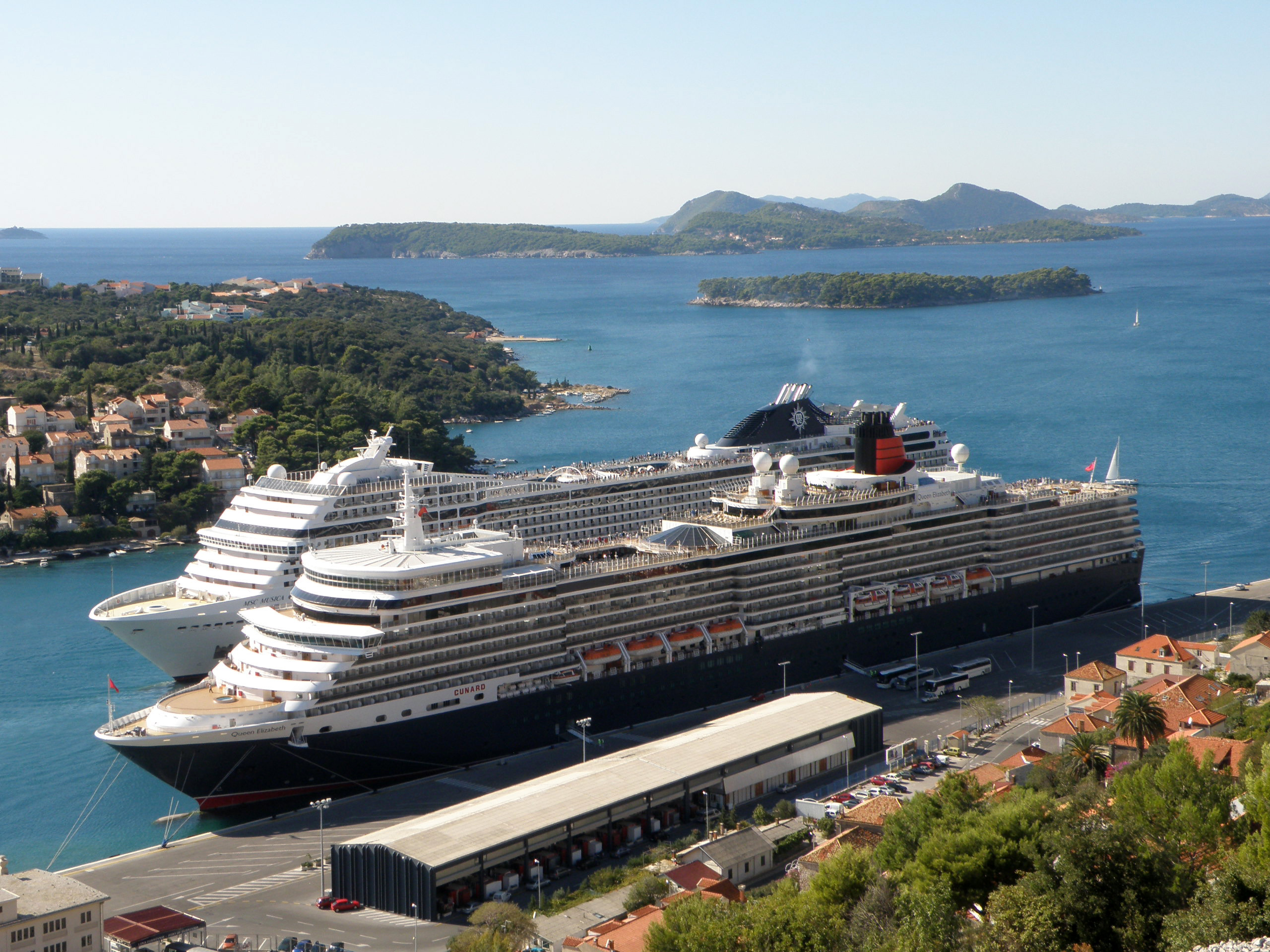 Izvorni naziv datoteke: QUEEN ELIZABETH&MSC MUSICA.JPG