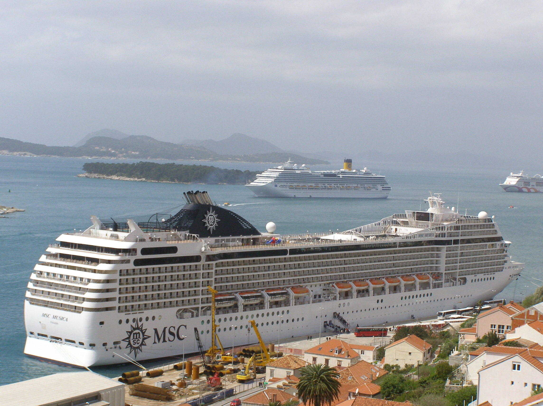 Izvorni naziv: msc musica & c.serena & ocean village.JPG