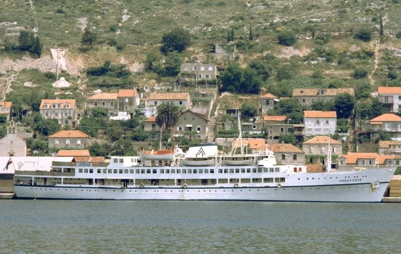 Ambasador s bijelim trupom u prvoj sezoni plovidbe za Atlas.