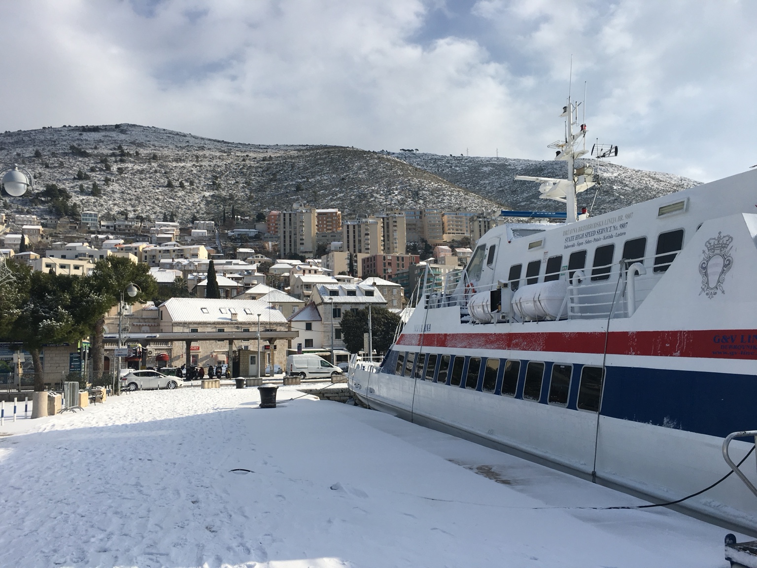 Nona Ana u luci Gruž, Dubrovnik, 11. 1. 2017. Brod i obala prekriveni snijegom.