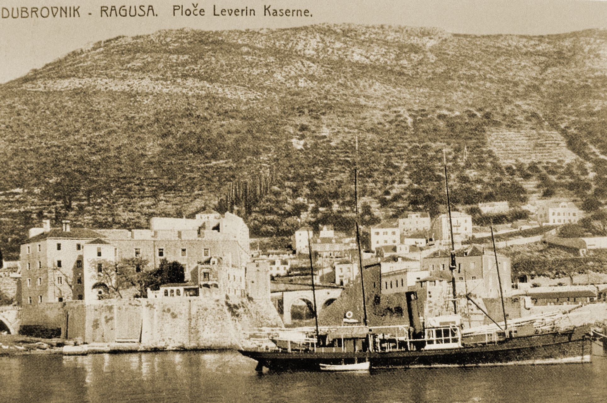 Izvorni naziv: Gruž u Portu.jpg