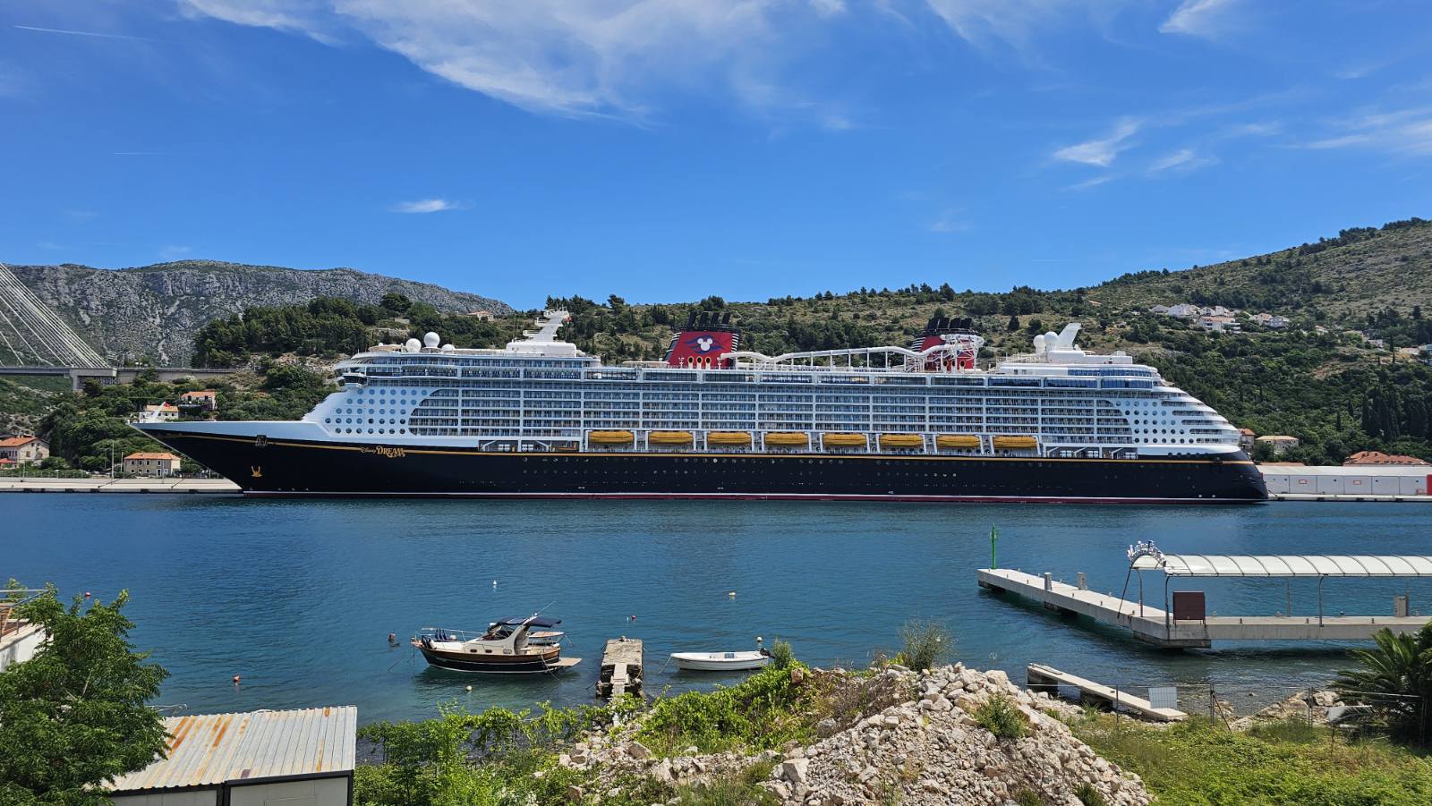 Disney Dream privezan u luci Gruž u Dubrovniku, 13. lipnja 2026., pogled s lapadske strane. Autor fotografije: Nikša Klečak. Ista fotografija kao IMG_0698.JPG, uvezena pod nazivom Disney Dream 03.jpg. Autorstvo i datum potvrdio autor 23/10/2026.