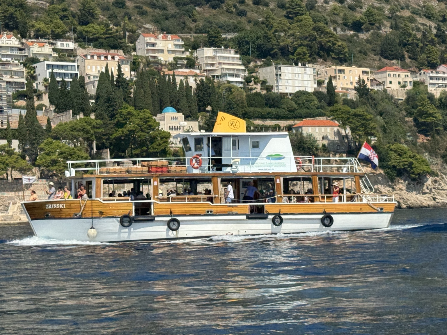 Zrinski u plovidbi ispred Dubrovnika – pogled s boka