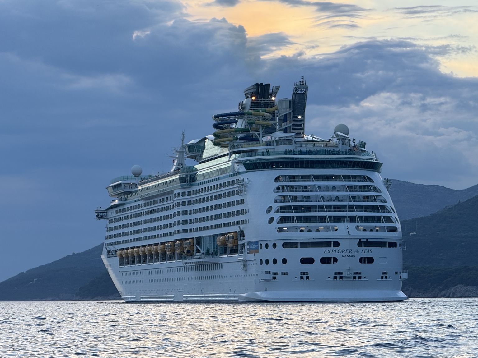 Explorer of the Seas – pogled s krme u dubrovačkom akvatoriju, uz oblačno nebo i večernje svjetlo. Izvorna fotografija IMG_0530.jpeg; datum snimanja nije potvrđen.