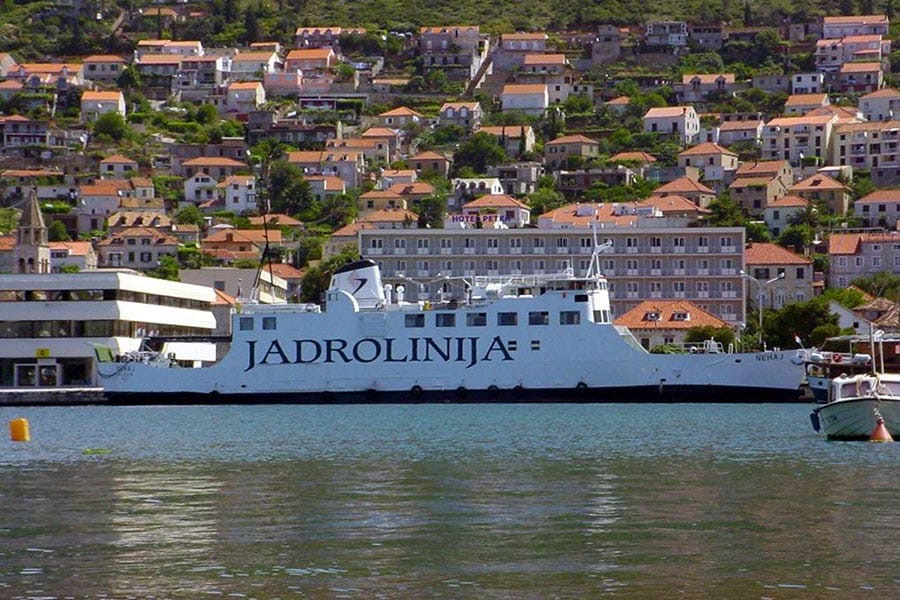 Trajekt Nehaj u bojama Jadrolinije u luci Gruž, Dubrovnik. Datum snimanja i autor nisu navedeni.