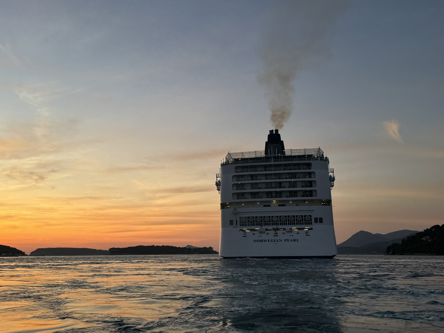 Norwegian Pearl u dubrovačkom akvatoriju pri zalasku sunca; širi pogled na krmu s mora. Izvorna datoteka IMG_2883.jpeg.