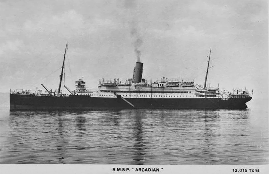 RMS Arcadian (ranije Asturias), arhivska razglednica. Izvor: Ivo Batričević, Dubrovački dnevnik, 22.10.2026. Fotografija objavljena s potpisom: I.B. osobna arhiva. https://dubrovackidnevnik.net.hr/kolumne/rms-arcadian-torpediran-je-u-prvom-svjetskom-ratu-a-obnovljen-nas-je-posjetio-1927-godine