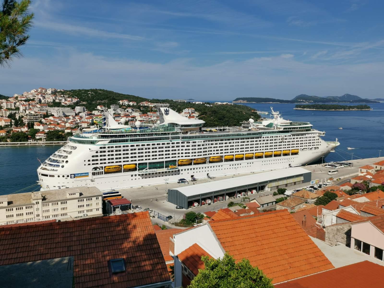 Explorer of the Seas na vezu u luci Gruž u Dubrovniku – bočni pogled na brod i luku. Izvorna fotografija IMG_8738.JPG.