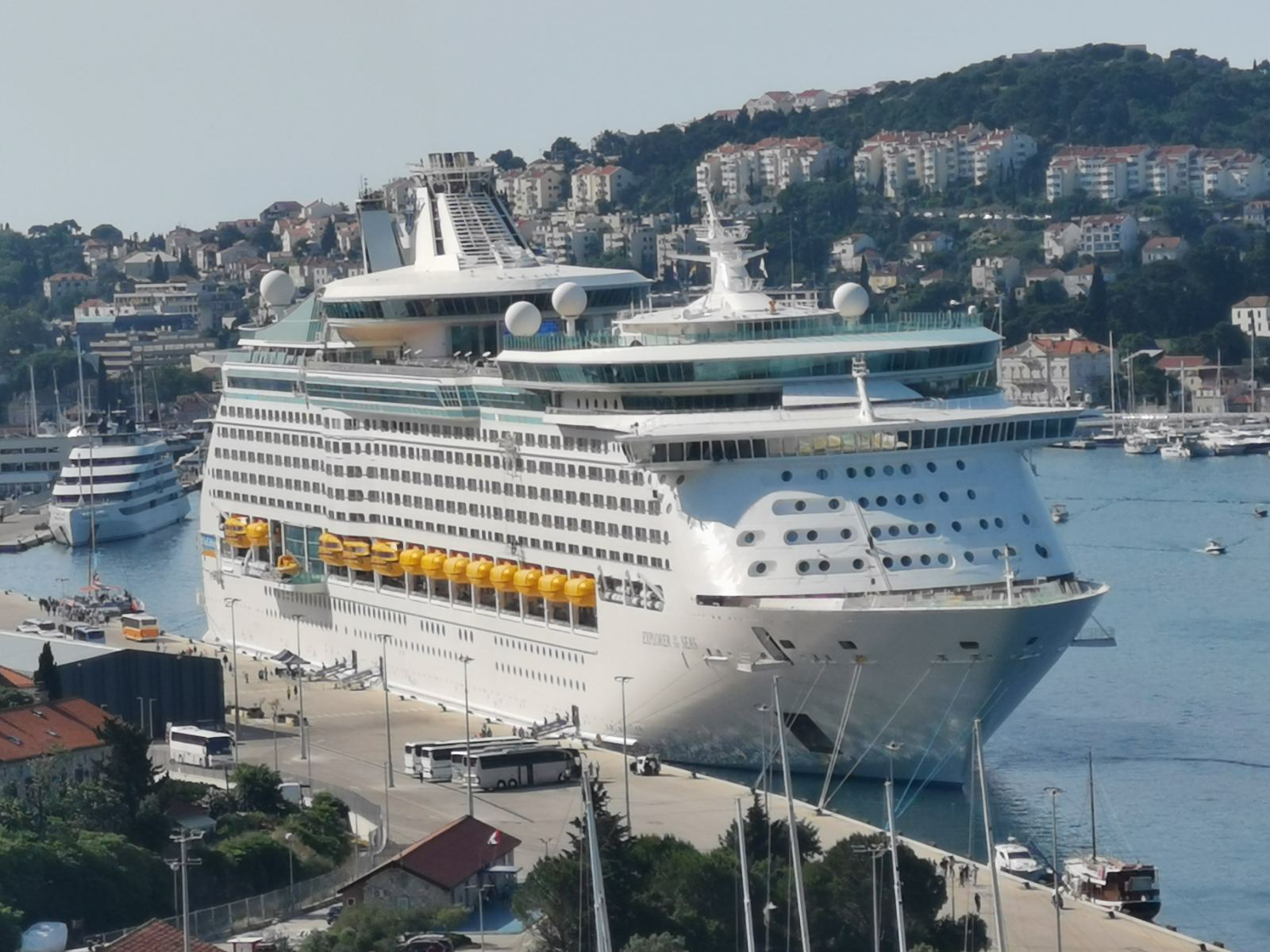 Izvorni naziv: Eksplorer of the Seas...jpg
