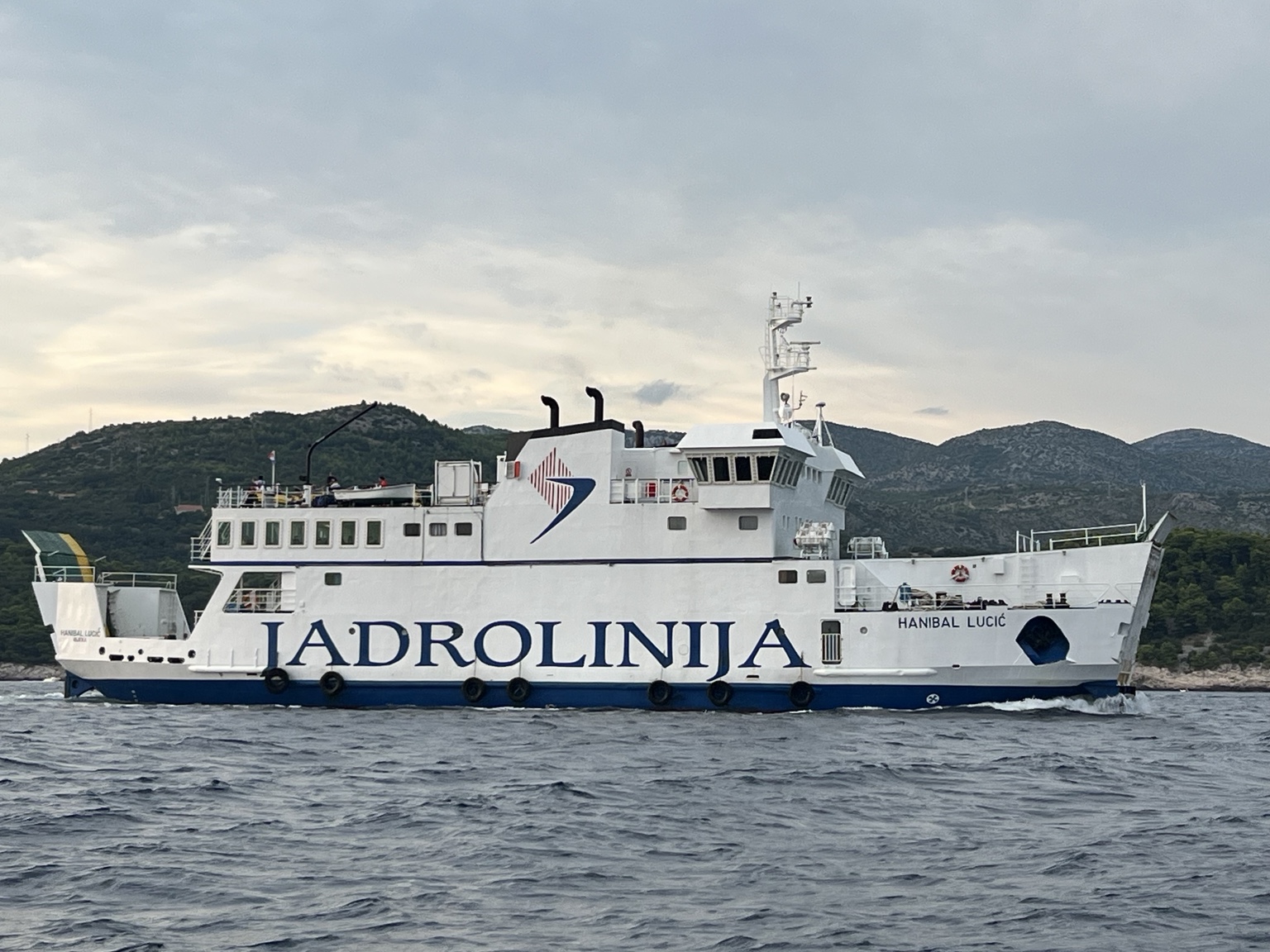 Hanibal Lucić (Jadrolinija) u plovidbi. Foto: Nikša Klečak.