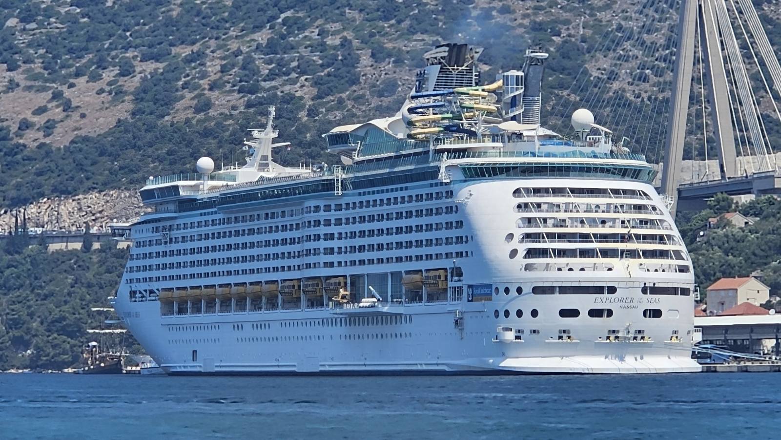 Izvorni naziv: Explorer of the Seas .,.,.jpg